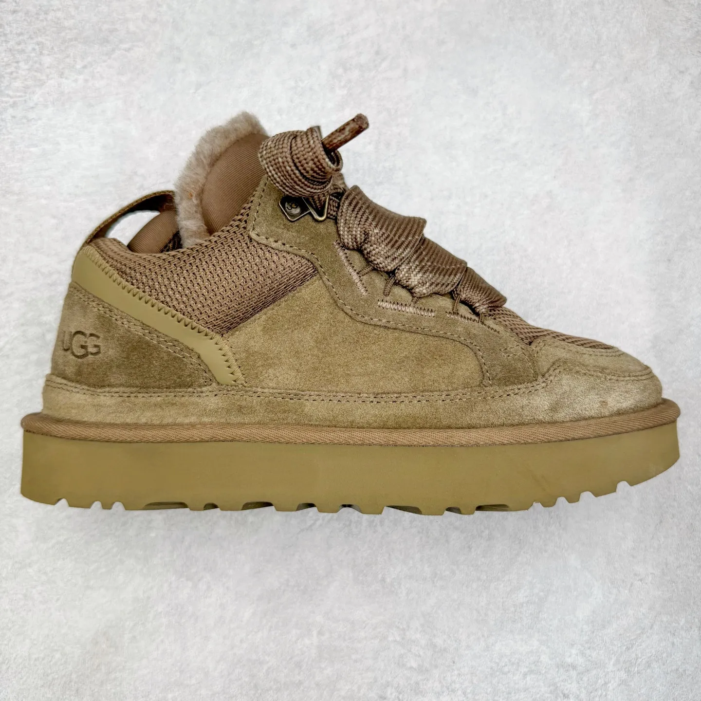 Pick up locally💰640 UGG 4032 Meyer autumn and winter sheepskin and fur integrated snow boots. All shoes are made of ZP from the same factory. Longfeng A-grade Australian imported sheepskin and fur integrated. Men's and women's boots brand OEM production line fully follows the ZP process. OEM original pattern maker adheres to the principle of no original shoes and no development selection. Pay attention to every detail. The most authentic version on the market TREADLITE "Light Wing" technology outsole Lightweight/durable/flexible/pile size: 35 36 37 38 39 40 41 42 43 44 45 Coding: by3936030